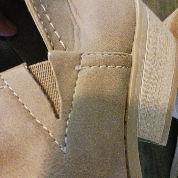 Brown ankle boots with v sides and stretch, wooden low heel - Picture 3 of 4